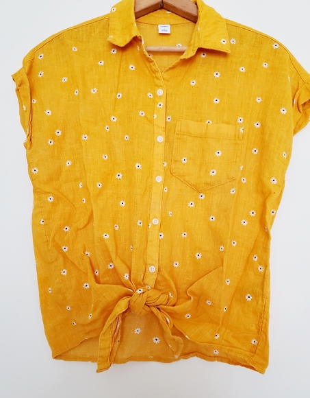 3/$10 Old Navy front tie yellow daisy shirt - Picture 4 of 6